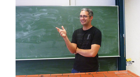 Lehrer A. Untergasser im Klassensaal